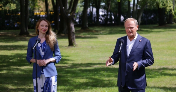 Premier Donald Tusk i minister rodziny, pracy i polityki społecznej Agnieszka Dziemianowicz-Bąk /Filip Naumienko /Reporter