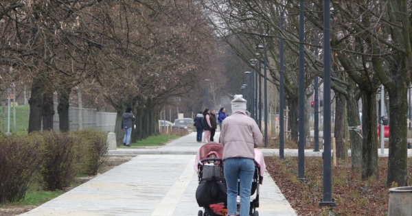 W Szwecji rodzice mogą przekazać część urlopu macierzyńskiego bliskim /Marek Bazak /East News