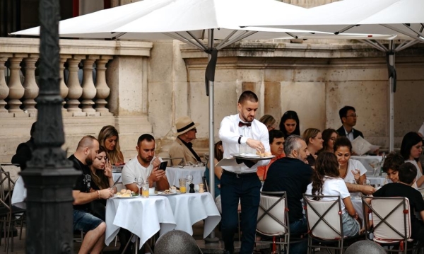 Tak się robi &quot;wałki&quot; w restauracjach. Dziennie &quot;dorabiają&quot; nawet 300 zł