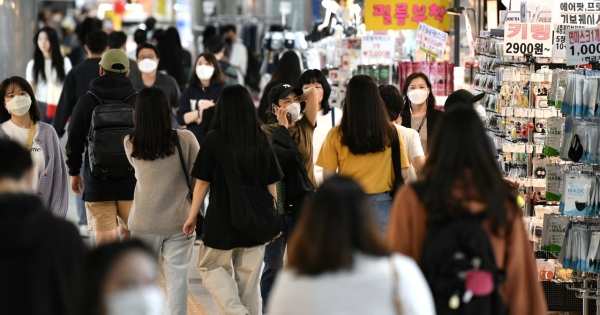 Korea Południowa pogrąża się demograficznej zapaści. Na zdj. mieszkańcy Seulu /JUNG YEON-JE / AFP /AFP