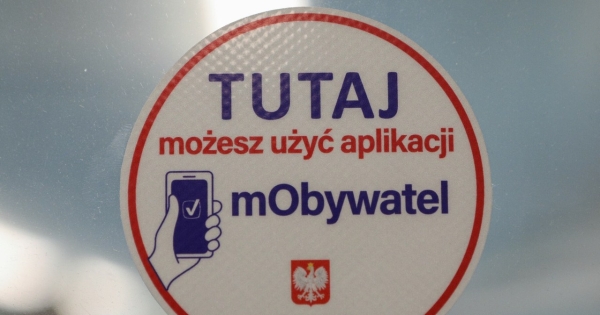 Za pomocą aplikacji mObywatel można teraz zgłaszać niepokojące zjawiska w sieci /Tomasz Jastrzebowski/REPORTER /Reporter