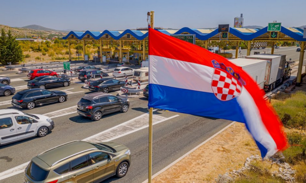 Niebezpieczne odcienie turystyki. Na autostradach w Chorwacji coraz więcej osób urządza pikniki i mecze piłkarskie