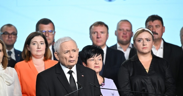 PiS prosi wyborców o wsparcie. Jarosław Kaczyński podczas piątkowej konferencji prasowej decyzję PKW nazwał "skandaliczną" /Radek Pietruszka /PAP