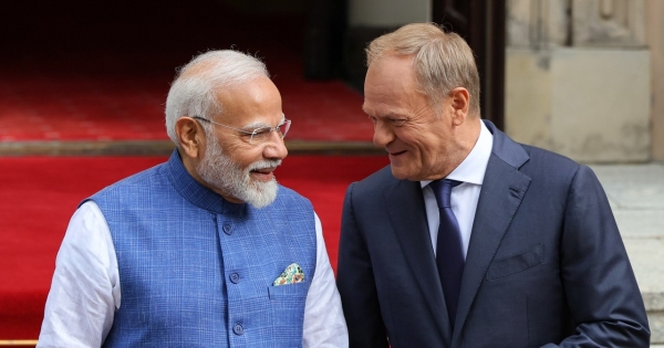 Premier Polski Donald Tusk i premier Indii Narendra Modi podczas powitania przed siedzibą KPRM w Warszawie /Paweł Supernak /PAP