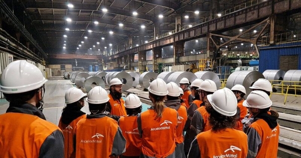 Studenci krakowskiej ASP w dawnej Hucie Sendzmira (fot. ArcelorMittal) /