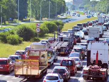 Nowy wzór naklejki na szybę samochodu. Przepisy, terminy, kary - INFBusiness