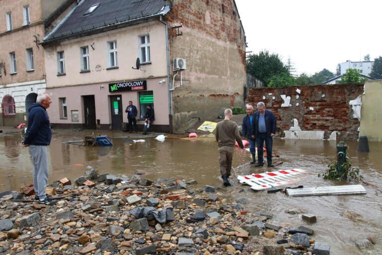 Powódź w Polsce. Wojska inżynieryjne skierowane do Głuchołazów. Dlaczego? - INFBusiness