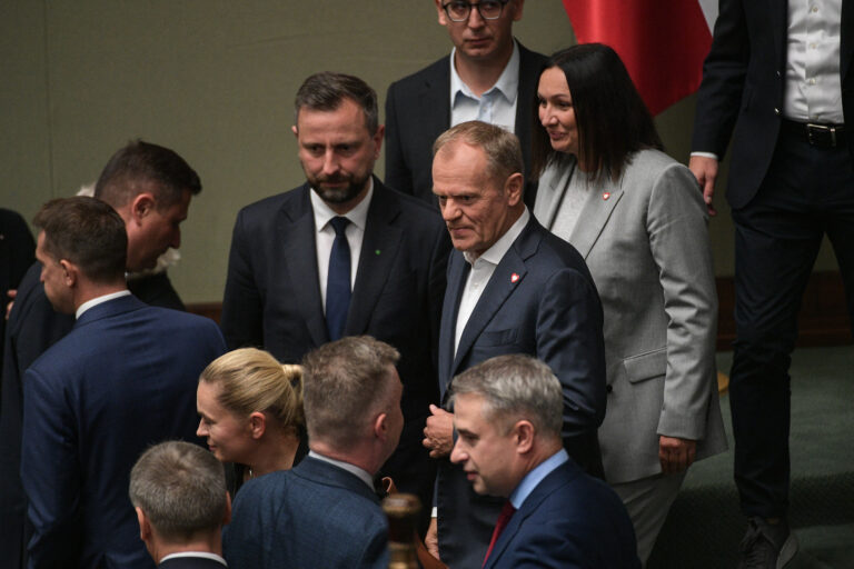 Tusk ogłasza "demokrację walczącą", a Szymon Hołownia robi odprawę z ministrami - INFBusiness