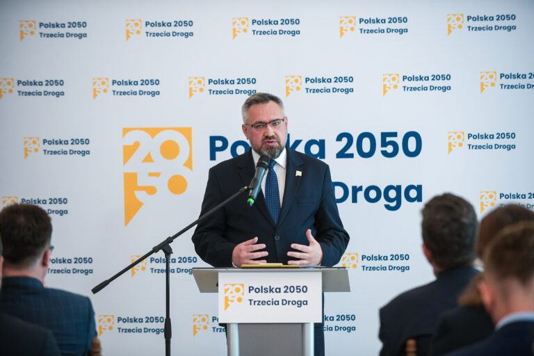 Roszady personalne w Polsce 2050. Nagła rezygnacja szefa klubu parlamentarnego - INFBusiness