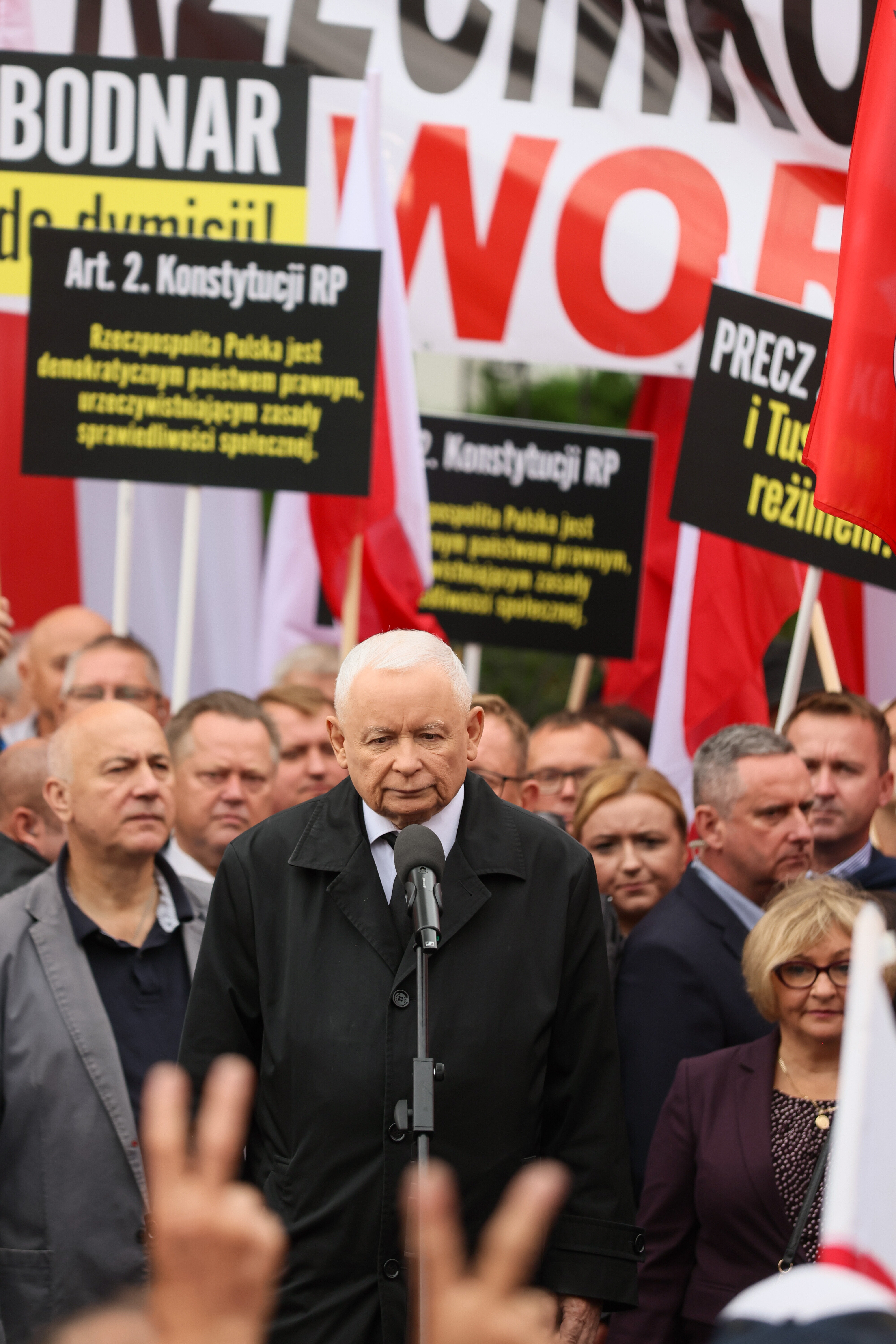 PiS przykrywa sprawę Czarneckiego protestem. Kaczyński straszy wewnętrzną wojną - INFBusiness