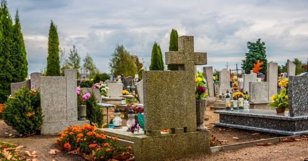 Marszałek Sejmu Szymon Hołownia zaproponował wprowadzenie cenników komunalnych na cmentarzach wyznaniowych. Co o tym pomyśle sądzi branża? /123RF/PICSEL