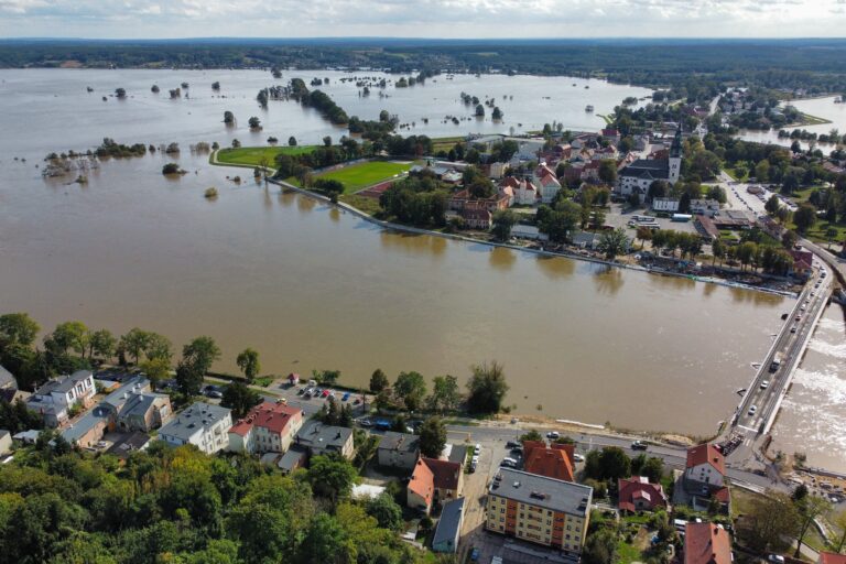 Czy rząd Donalda Tuska dobrze radzi sobie z powodzią? Polacy są podzieleni - INFBusiness