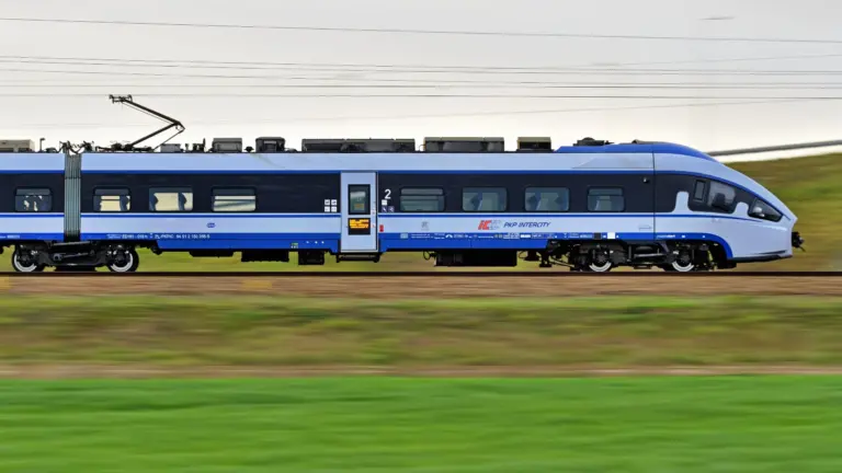 Sondaż. Czy Polacy lubią podróżować PKP Intercity? Wyniki zaskakują - INFBusiness