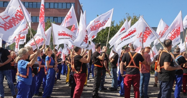 Pracownicy Beko w Łodzi protestowali w związku z decyzją firmy o zamknięciu fabryki. Pracę ma stracić 1100 osób /Marian Zubrzycki /PAP