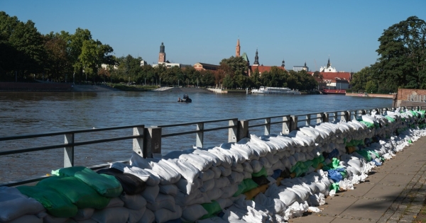 We Wrocławiu mieszkańcy przygotowują się na falę powodziową /Piotr Dziurman/REPORTER /East News