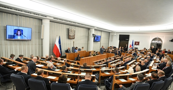 Senat przyjął bez poprawek nowelizację ustawy o ubezpieczeniach obowiązkowych / 	Radek Pietruszka   /PAP