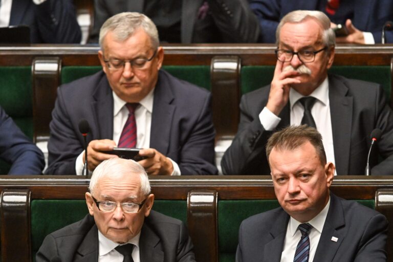 Nowy sondaż: PiS blisko KO, rośnie Konfederacja - INFBusiness