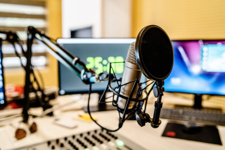 Off Radio Kraków podjęło decyzję. Chodzi o sztuczną inteligencję w roli dziennikarzy - INFBusiness