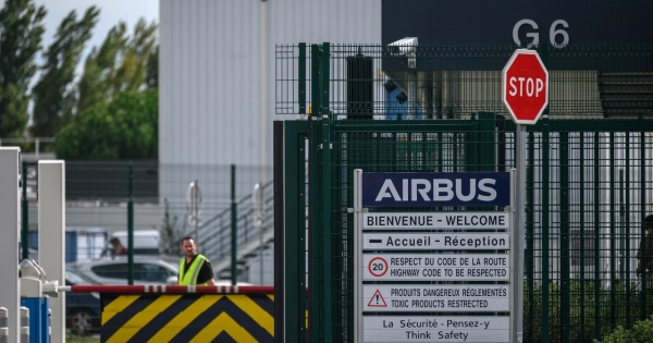 Airbus zapowiedział zwolnienie 2,5 tys. pracowników /ED Jones /AFP