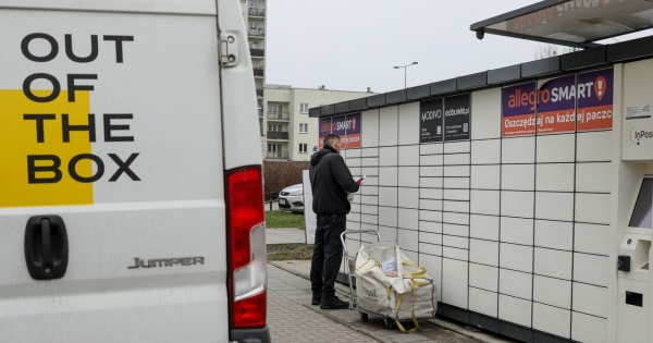 Duża awaria w aplikacji InPost. Obca osoba może odebrać cudzą przesyłkę /Dawid Wolski /East News