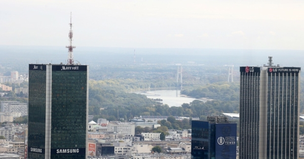 Logo firmy Marriott na szczycie wieżowca na trwale wpisało się w panoramę Warszawy / WOJCIECH OLKUSNIK  /East News