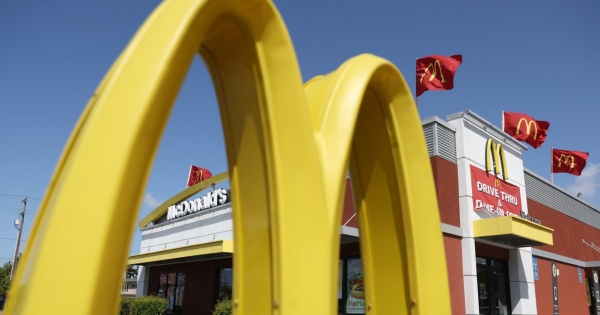 McDonald's wprowadza do swoich restauracji w USA kanapkę Big Mac z kurczakiem, by podreperować sprzedaż /Justin Sullivan /AFP