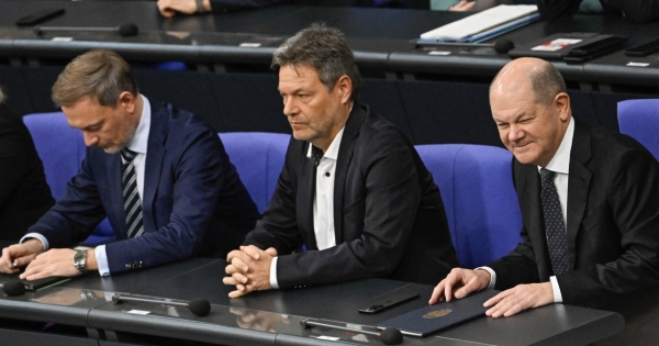 Niemcy mają wielki problem. Gospodarka dołuje. Na zdj. od prawej kanclerz Olaf Scholz, minister gospodarki Robert Habeck oraz minister finansów Christian Lindner /TOBIAS SCHWARZ / AFP /AFP