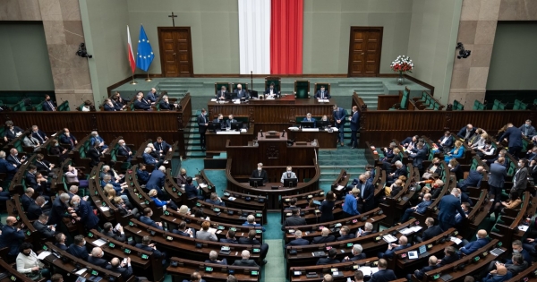 Poselski dodatek mieszkaniowy pobiera blisko połowa posłów /Mateusz Włodarczyk /AFP