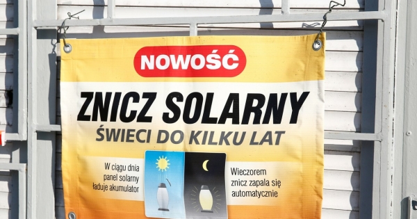 Producenci reklamują znicze solarne, podkreślając długi czas palenia /Tomasz Kawka /Reporter