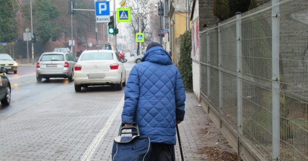 Z odwróconej hipoteki korzystają najczęściej osoby mające 75-80 lat. /Marek Bazak /East News