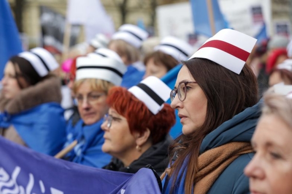 Pielęgniarki protestują przed kancelarią premiera. Oto czego się domagają - INFBusiness