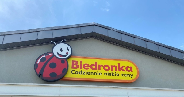 Biedronka kusi pracowników nie tylko pieniędzmi /Przemysław Terlecki /INTERIA.PL