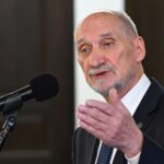 Antoni Macierewicz zatrzymany przez policję. Odmówił poddania się kontroli