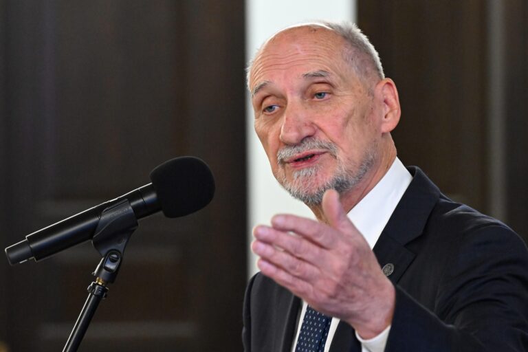 Antoni Macierewicz zatrzymany przez policję. Odmówił poddania się kontroli - INFBusiness