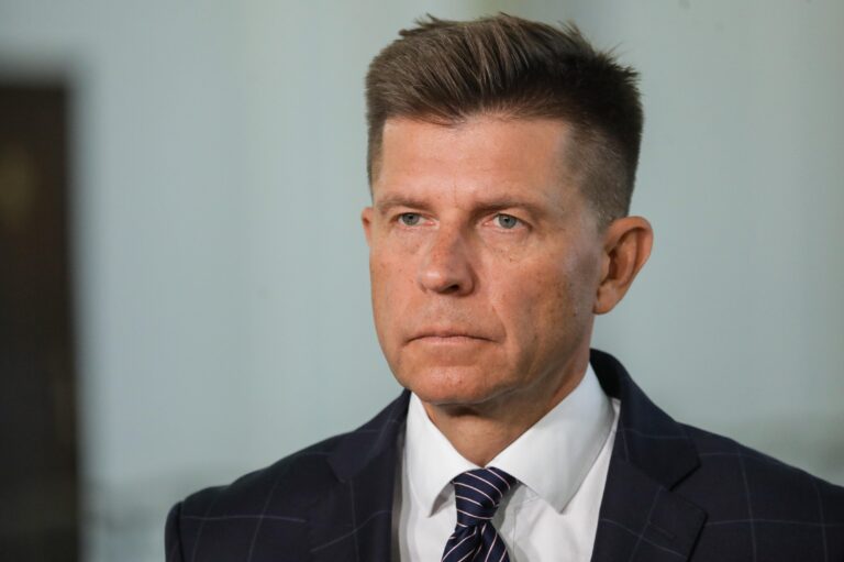 Ryszard Petru pracuje w sklepie Biedronka. Polityk Polski 2050 mówi o "presji czasowej" - INFBusiness