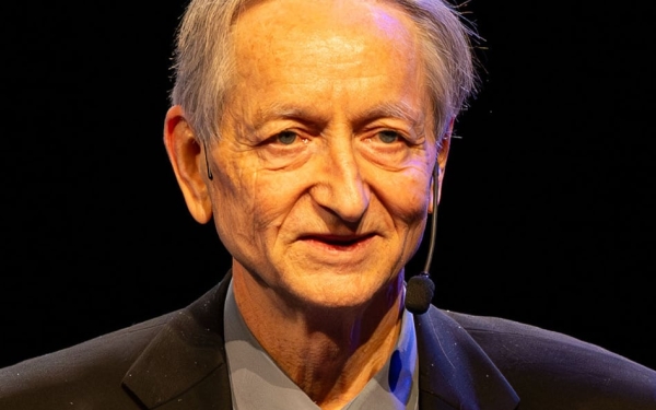 Noblista Geoffrey Hinton ostrzega: AI może zniszczyć świat. Prawdopodobieństwo tego rośnie - INFBusiness