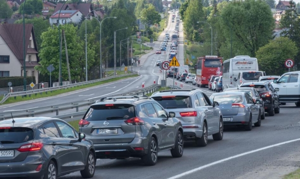 Zakopianka stanęła w korku. Sznur aut ciągnie się od Zakopanego do Nowego Targu - INFBusiness