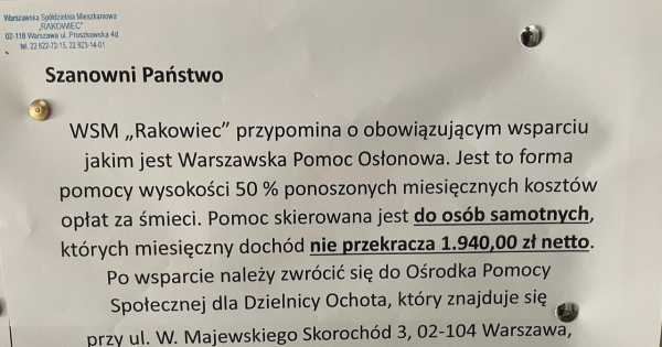 Informacja o zniżce w opłacie za śmieci w jednym z warszawskich bloków. /Interia.pl /INTERIA.PL