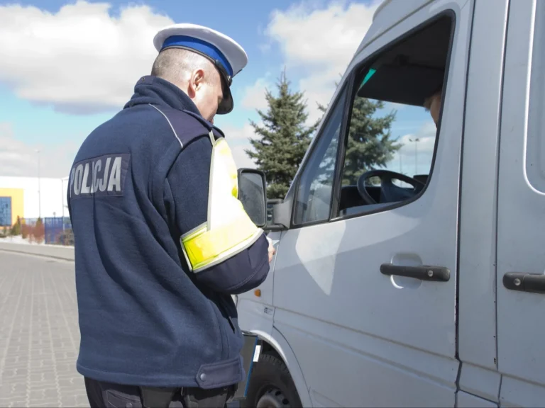 Nowy obowiązek dla kierowców. Ułatwi pracę policji - INFBusiness