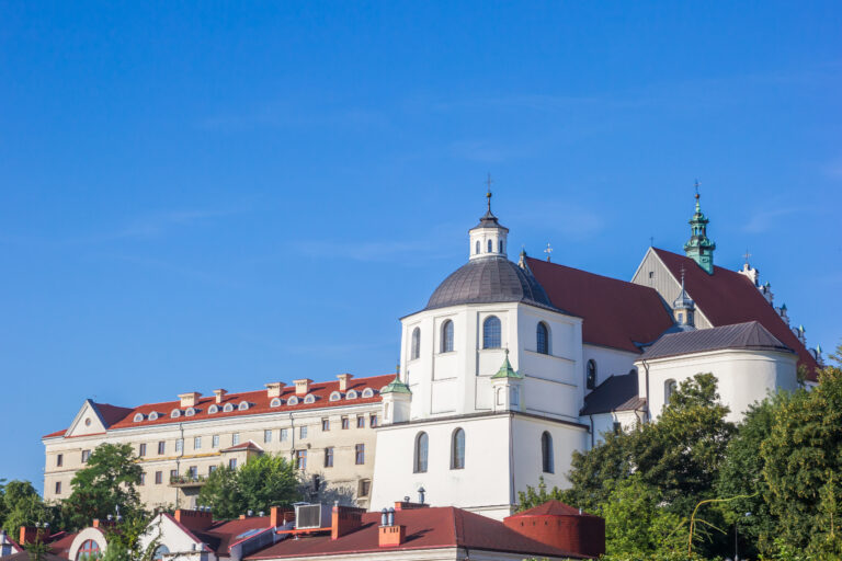 Nalot na klasztor w Lublinie, gdzie policja szukała Marcina Romanowskiego, z inspiracji "sygnalisty". Jest zażalenie. - INFBusiness