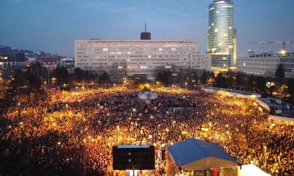 Wielki protest w Bratysławie. Kilkadziesiąt tysięcy protestujących przeciw zbliżeniu Słowacji z Moskwą - INFBusiness