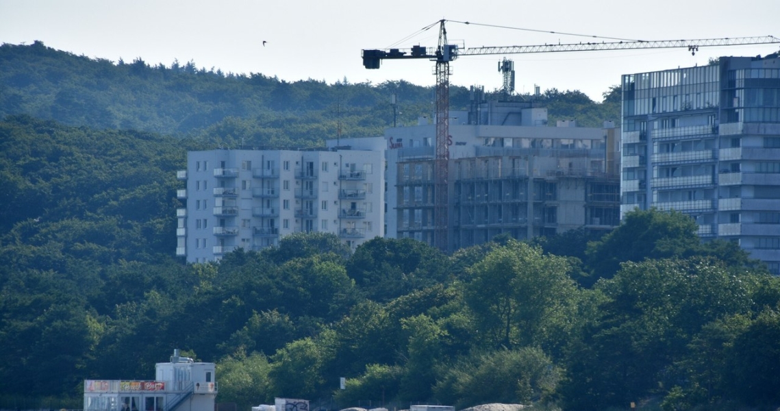 Tak budowana The Sea Resort w Międzyzdrojach prezentowała się w lipcu. /Albin Marciniak/East News /East News