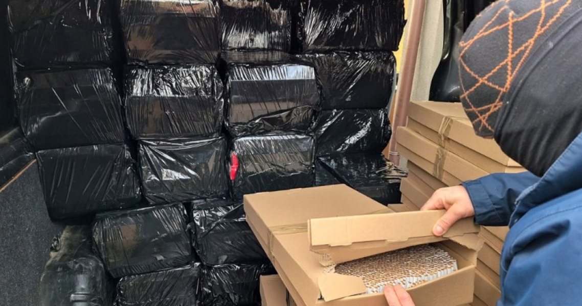 Thousands of illegal cigarettes were found in the vehicle /National Revenue Administration /external material