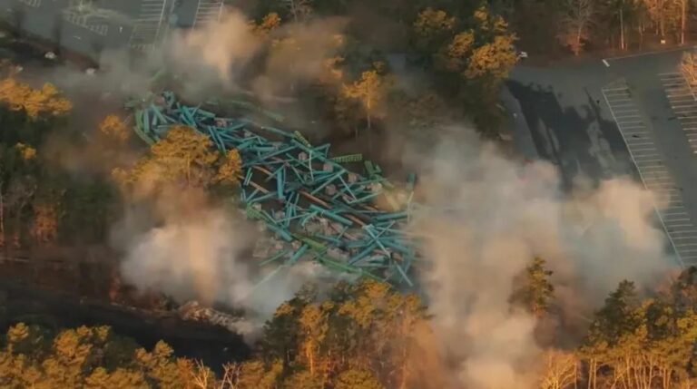 Implozja najwyższego na świecie rollercoastera Kingda Ka uchwycona na kamerze podczas rozbiórki Six Flags - INFBusiness