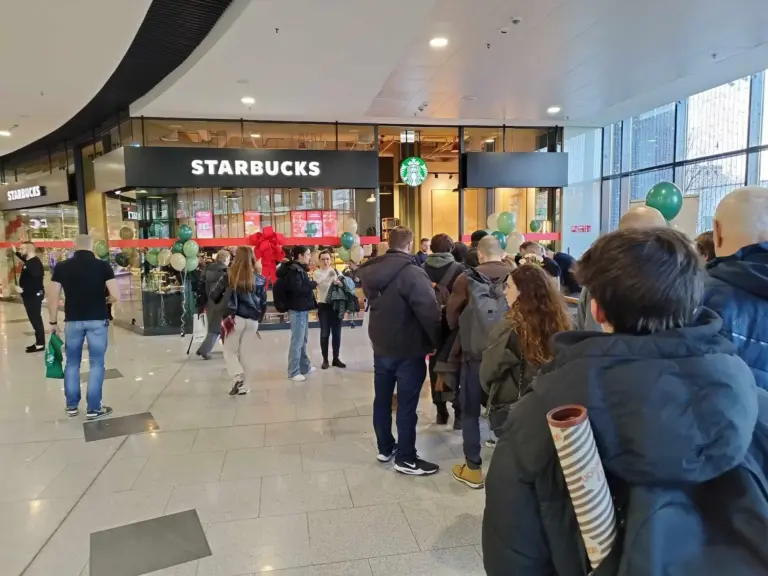 Starbucks. 1100 osób straci pracę - INFBusiness