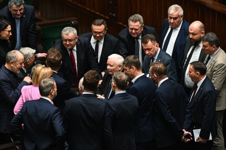 Debata na temat bezpieczeństwa w Sejmie przerodziła się w awanturę. Prezes PiS wyszedł z Sejmu - INFBusiness