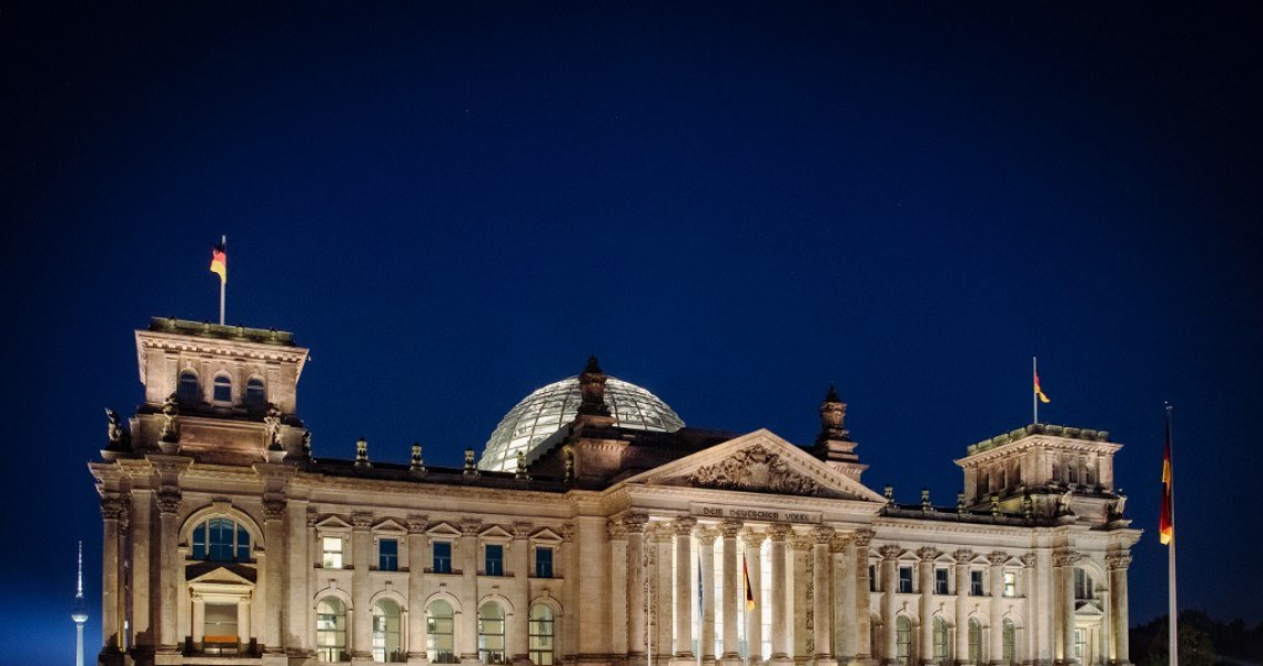 Bundestag at night. Germany has removed the constitutional 'debt brake' /PAUL ZINKEN /AFP