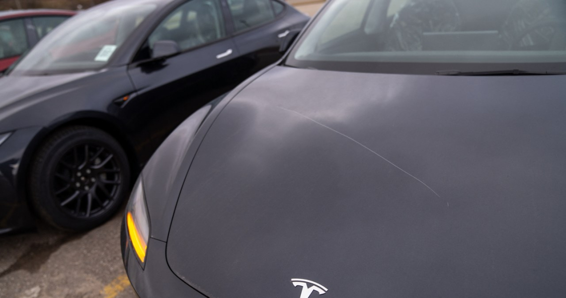 Hamilton, Ontario (Canada). In the parking lot of a dealership, dozens of Teslas were damaged. Vandals cut tires and ruined the paint / AFP/Katherine Ky Cheng/AFP/Maeva Destombes /AFP