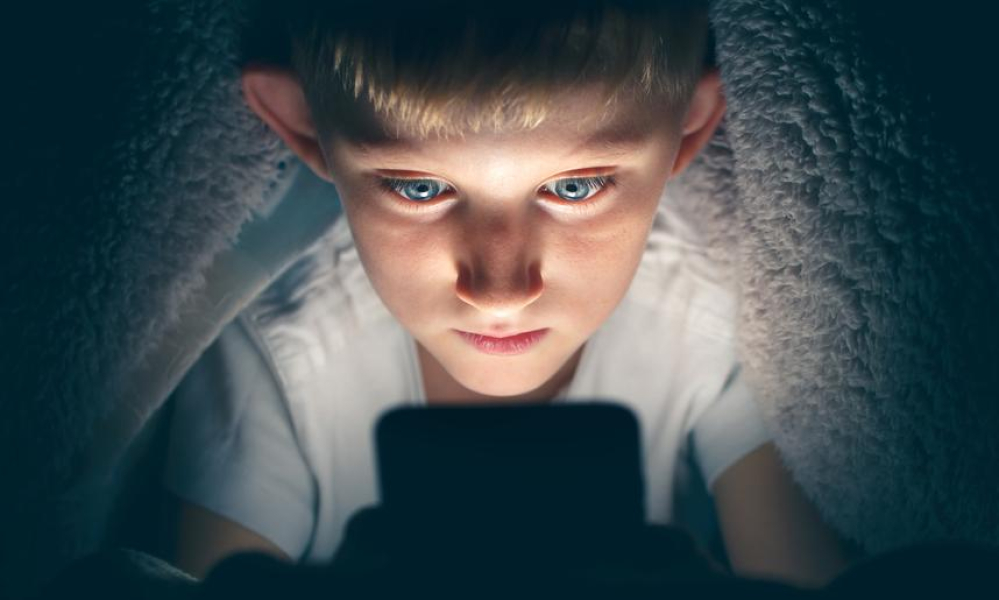 Patostreamy, dziwaczne walki, pornografia. Co czwarty nastolatek ogląda patocontent w sieci