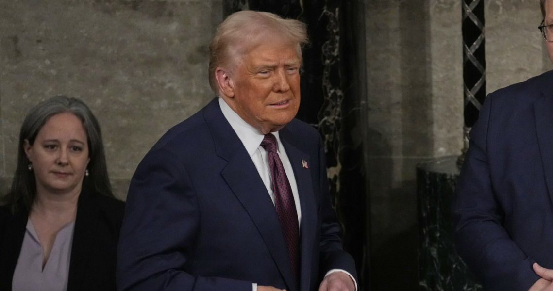 Prognoza wzrostu gospodarczego USA w dół. Wśród powodów wojna na cła /Julia Demaree Nikhinson/Associated Press/East News /